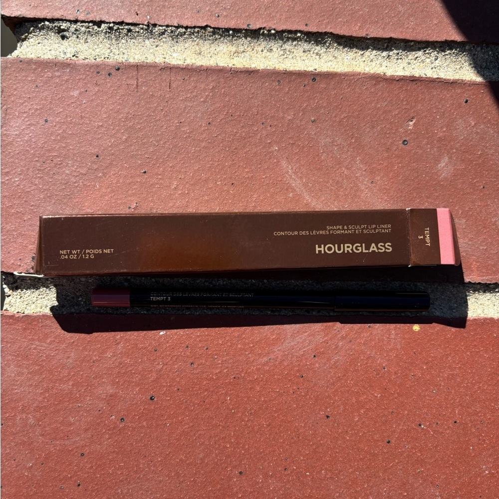 Hourglass lip pencil